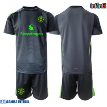 Camisa de Futebol Manchester United Goleiro Equipamento Secundário Infantil 2025-26 Manga Curta (+ Calças curtas)
